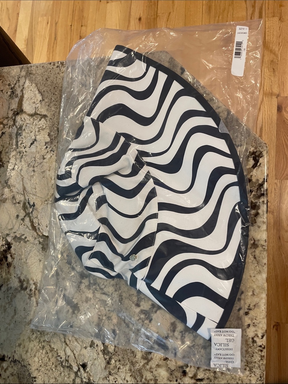 NWT kate spade Black and White Wave-Print Sun Hat